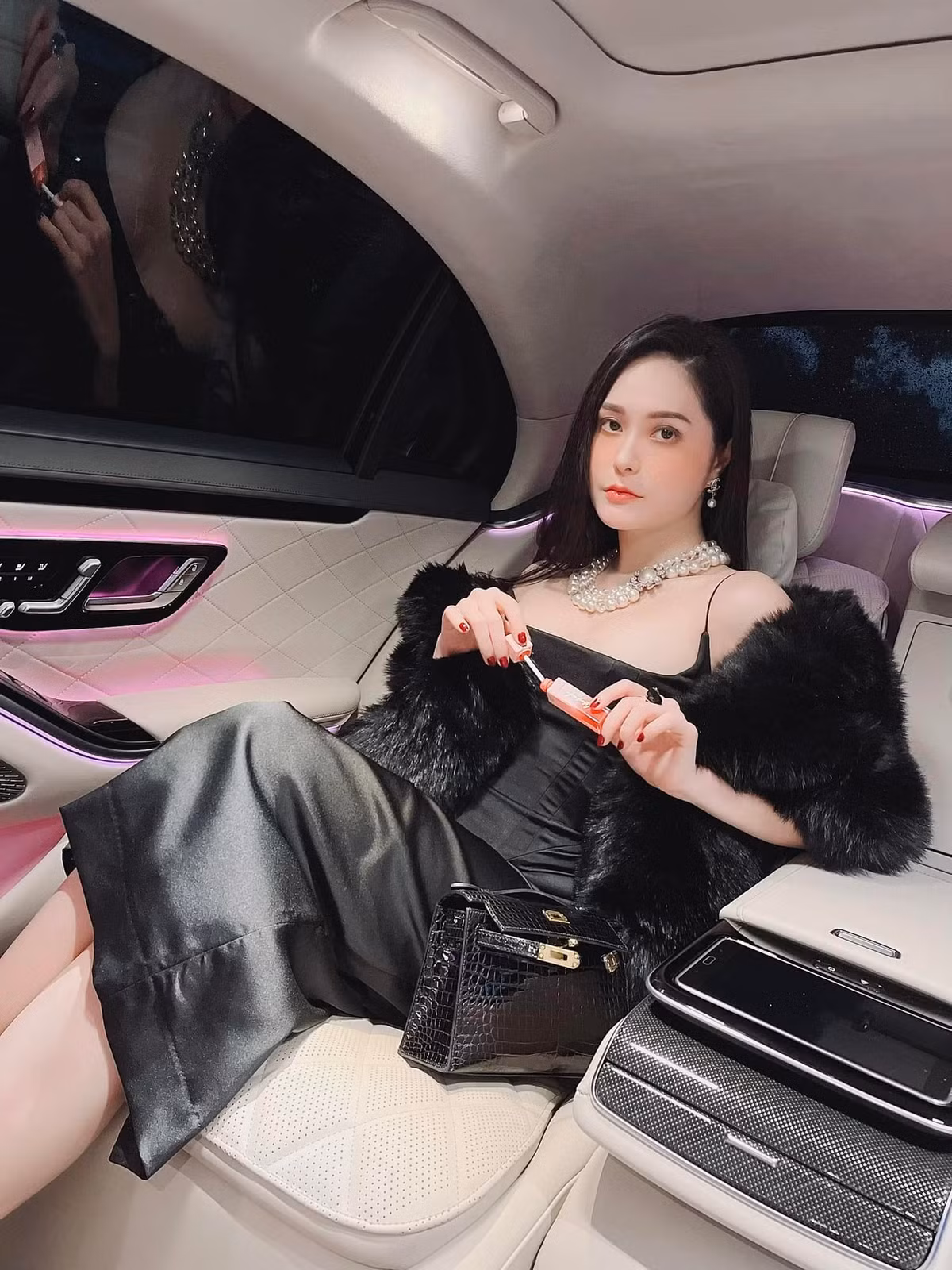 Dù không còn hoạt động nghệ thuật quá năng nổ và chỉ tập trung vào hoạt động kinh doanh riêng nhưng Đoàn Di Băng và chồng là Quốc Vũ vẫn thường xuyên góp mặt trong nhiều sự kiện của làng giải trí.