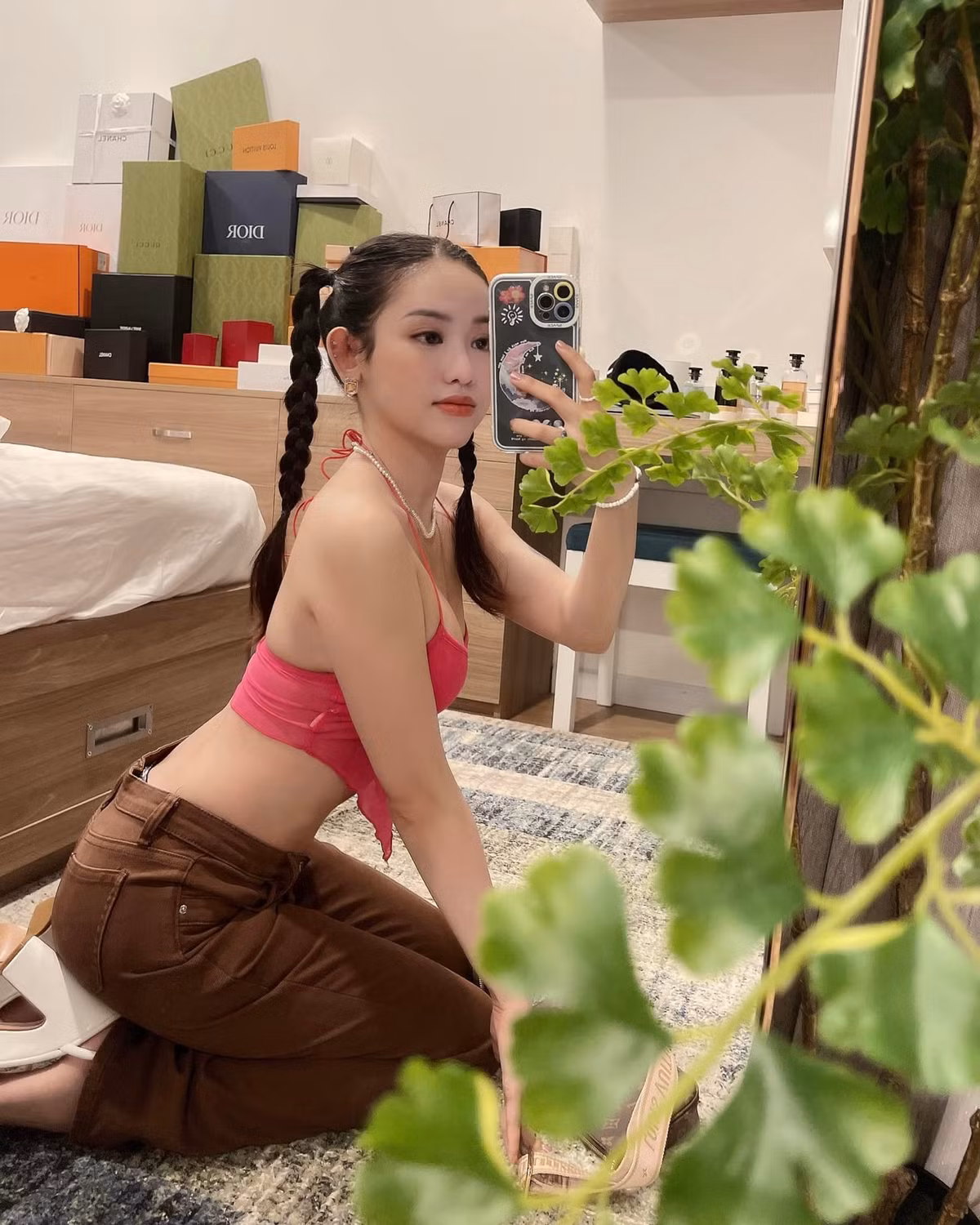 Được biết, từ năm 17 tuổi, cô nàng đã can thiệp dao kéo.