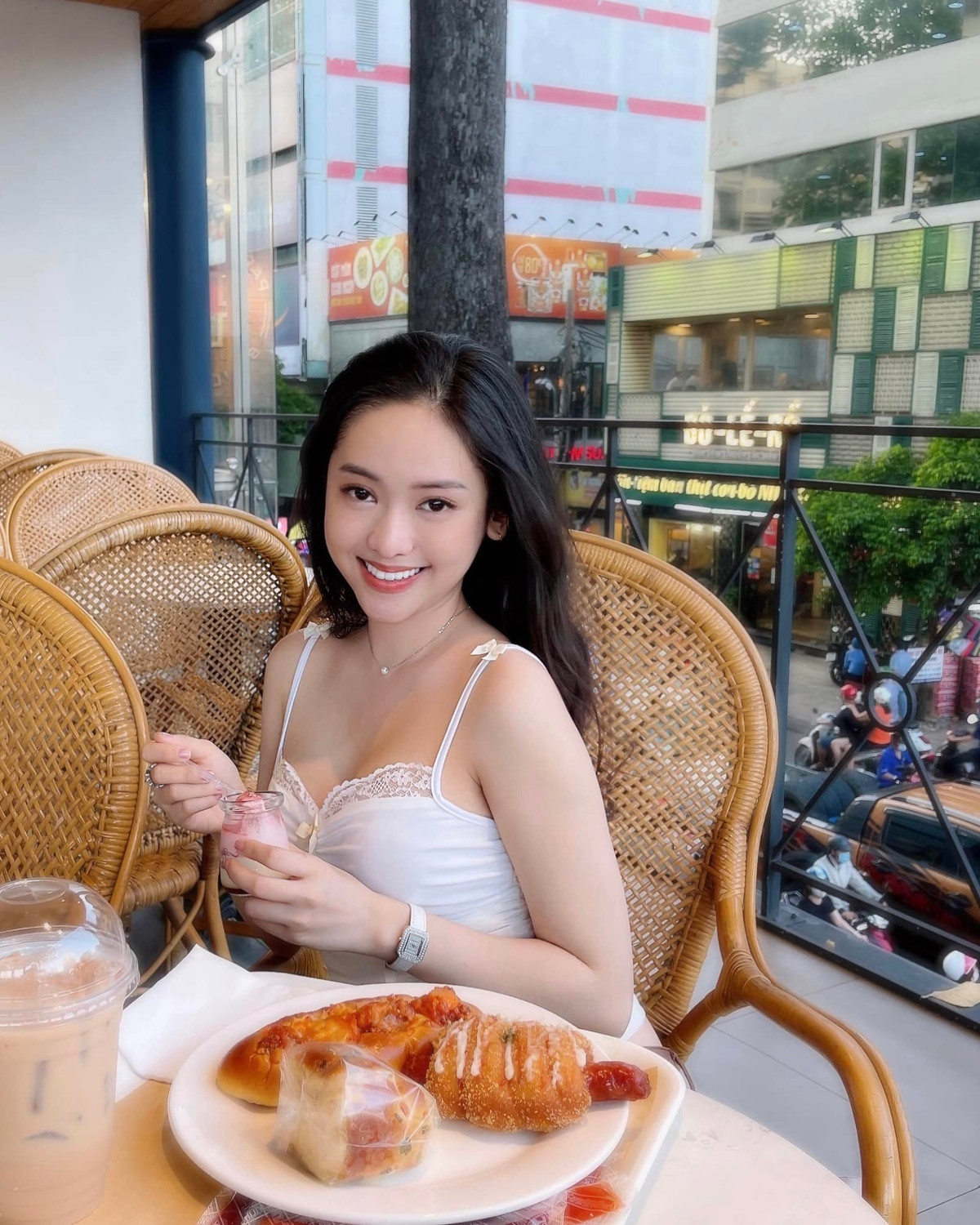 Không chỉ sửa mí, sửa mũi, Thúy Vi còn hút mỡ bụng, chỉnh răng, độn cằm và nhiều lần chỉnh sửa vòng 1.