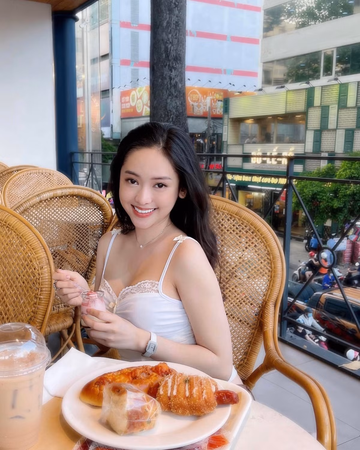 Không chỉ sửa mí, sửa mũi, Thúy Vi còn hút mỡ bụng, chỉnh răng, độn cằm và nhiều lần chỉnh sửa vòng 1.