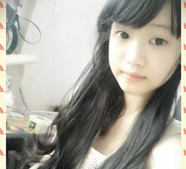 Mới đây, "hot girl thị phi" sinh năm 1998 có màn "ăn mày quá khứ" thời 15 tuổi gây chú ý. Cụ thể cô đã đăng tải lại loạt hình ảnh thời còn chưa động chạm "dao kéo".