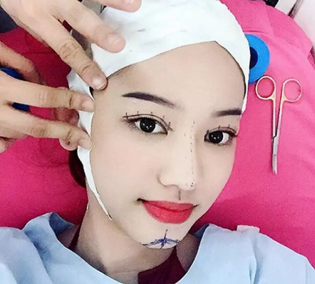 Hot girl Thúy Vi cũng không ngại thừa nhận phẫu thuật thẩm mỹ nhiều bộ phận cùng với chi phí khủng lên đến nửa tỷ.