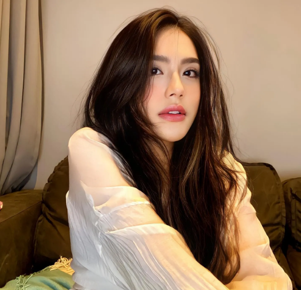 Gương mặt thanh tú, đẹp từ từng đường nét nhỏ, làn da trắng mịn, đôi mắt long lanh cùng nụ cười tươi rói của gái xinh Thái Lan dường như có thể "đốn tim" mọi chàng trai chỉ trong vòng 1 nốt nhạc.