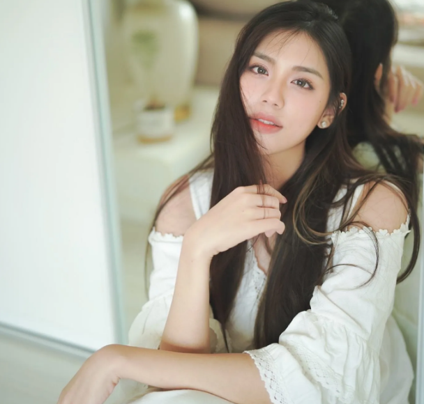 Thanatcha vẫn giữ cho riêng mình nét đẹp đến từ sự tự nhiên, thanh thuần mặc dù đã nổi tiếng từ lâu.