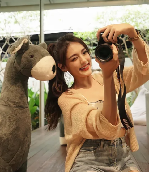 Thanatcha Janngam là hot girl Thái Lan từng nổi tiếng nhờ những khoảnh khắc chụp lén khi diện áo đồng phục.