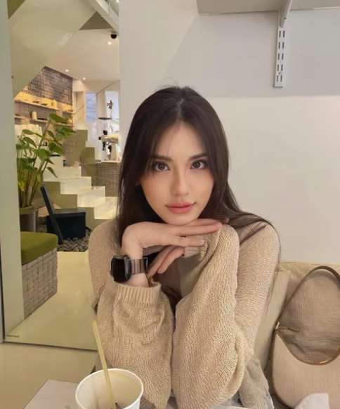 Với vẻ ngoài xinh đẹp nổi bật Tan Thanatcha thường xuyên nhận được lời mời làm mẫu ảnh từ các shop quần áo thời trang cho tới bìa báo ảnh.