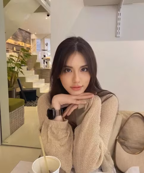 Với vẻ ngoài xinh đẹp nổi bật Tan Thanatcha thường xuyên nhận được lời mời làm mẫu ảnh từ các shop quần áo thời trang cho tới bìa báo ảnh.