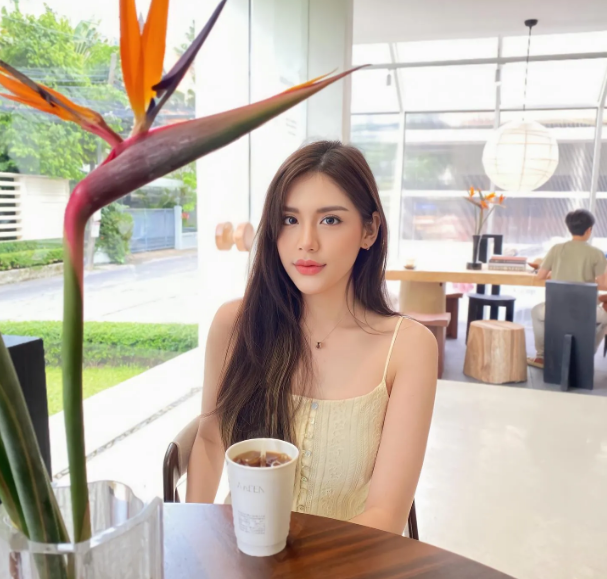 Thanatcha Janngam sinh năm 1999, hiện tại trang cá nhân của cô sở hữu gần 300.000 lượt theo dõi trên hai nền tảng mạng xã hội Instagram và Facebook.