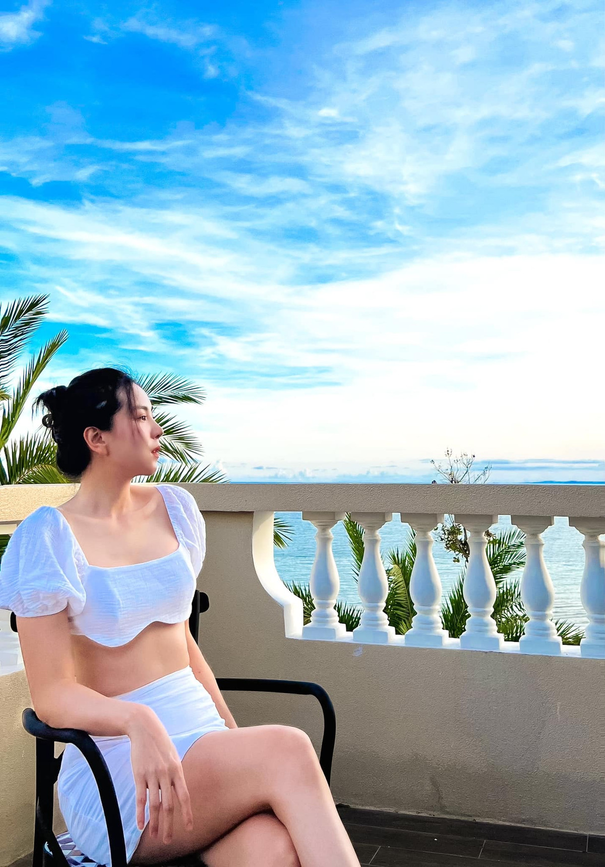 Mới đây Mai Ngọc khiến netizen trầm trồ khi chia sẻ loạt hình ảnh khoe vòng eo đẹp hút mắt trước view biển.