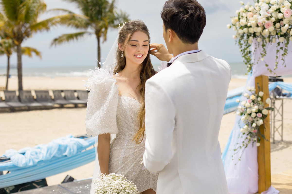 Những đường nét đẹp như sống mũi cao, đôi chân dài miên man, làn da trắng,... của cô nàng đều được giữ nguyên vẹn đến thời điểm hiện tại.