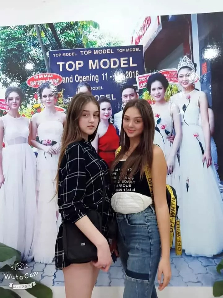 Vợ Bùi Tiến Dũng thời học cấp 3, nhìn rất giản dị nhưng nhan sắc chẳng phải dạng vừa.