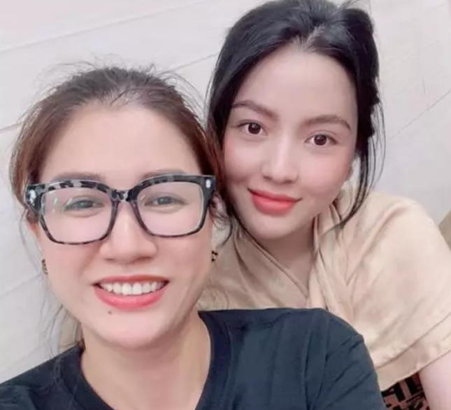 Hình ảnh bạn gái tin đồn Quang Hải chung khung hình với Trang Trần lại tiếp tục làm netizen ngã ngữa khi nàng WAG để lộ gương mặt kém xinh. Cụ thể, người đẹp sinh năm 1994 lộ rõ bọng mắt, gò má nhô cao, khác hẳn với những khoảnh khắc xịn sò do chính chủ đăng tải trước đó.