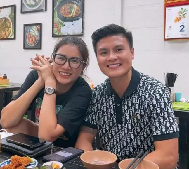 Theo đó Quang Hải và Chu Thanh Huyền đã tới cơ sở kinh doanh của cựu mẫu. Tại đây, ngoài ăn uống, trò chuyện, họ cũng không quên chụp ảnh check-in.