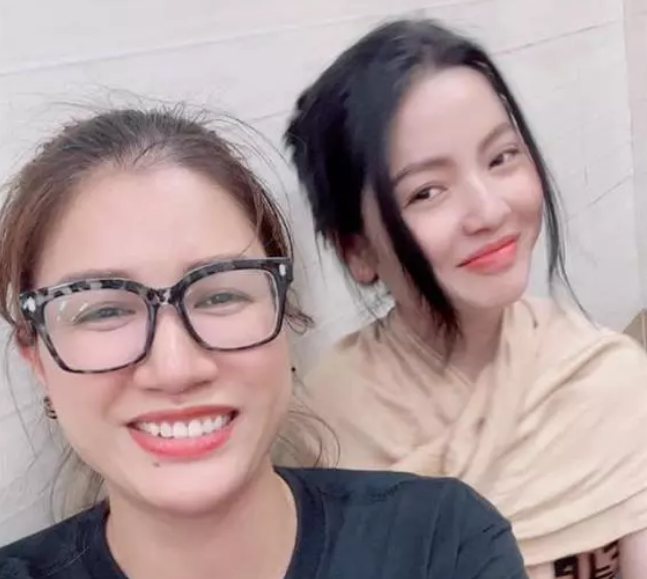 Ngay khi xuất hiện, netizen lập tức bàn tán rôm rả. Trong khi một số cho rằng có thể là do góc chụp, số khác lại giật mình bởi sao ngoại hình của Chu Thanh Huyền nhìn già đi mấy tuổi.