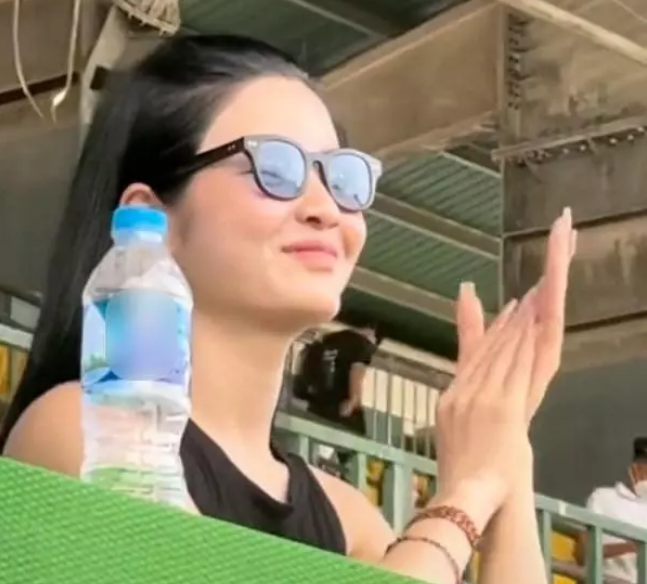 Trước đó, khi tham gia một sự kiện tại Cần Thơ cùng bạn trai, ngoại hình 9X cũng bị đưa vào tầm ngắm.