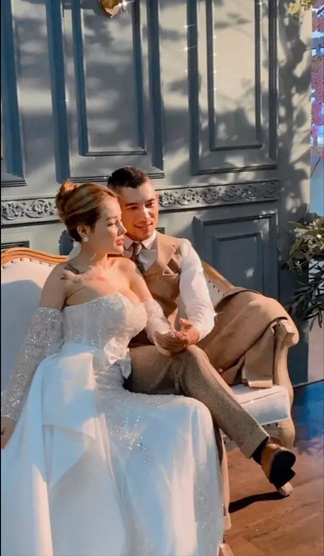 Mặc dù đã quá quen với những hình ảnh khoe vòng 1 của Ngân 98 thế nhưng cư dân mạng vẫn cảm thấy "nhức mắt" khi chiêm ngưỡng ảnh cưới mới đây của cô.