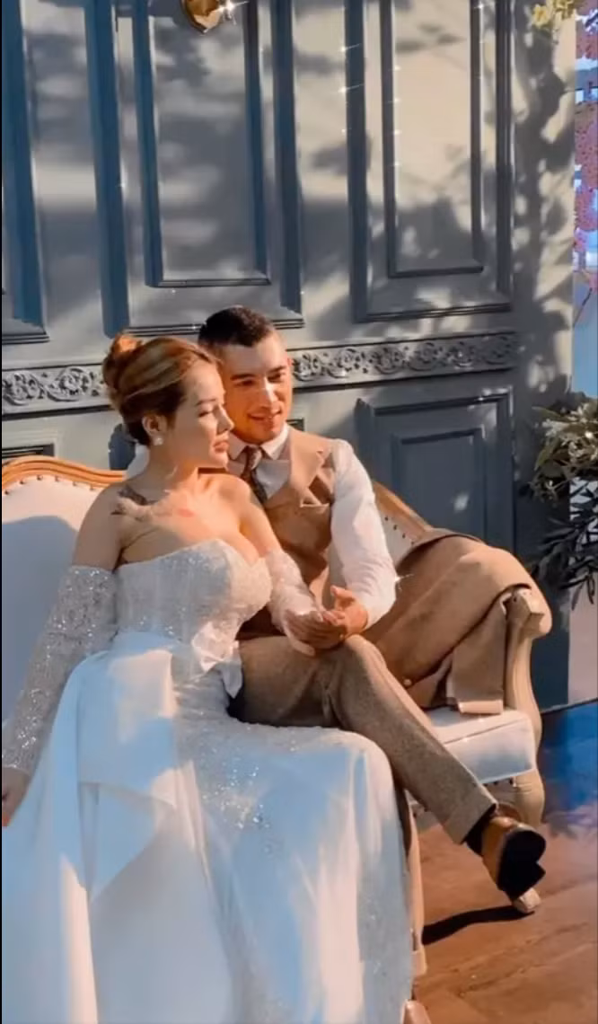 Mặc dù đã quá quen với những hình ảnh khoe vòng 1 của Ngân 98 thế nhưng cư dân mạng vẫn cảm thấy "nhức mắt" khi chiêm ngưỡng ảnh cưới mới đây của cô.