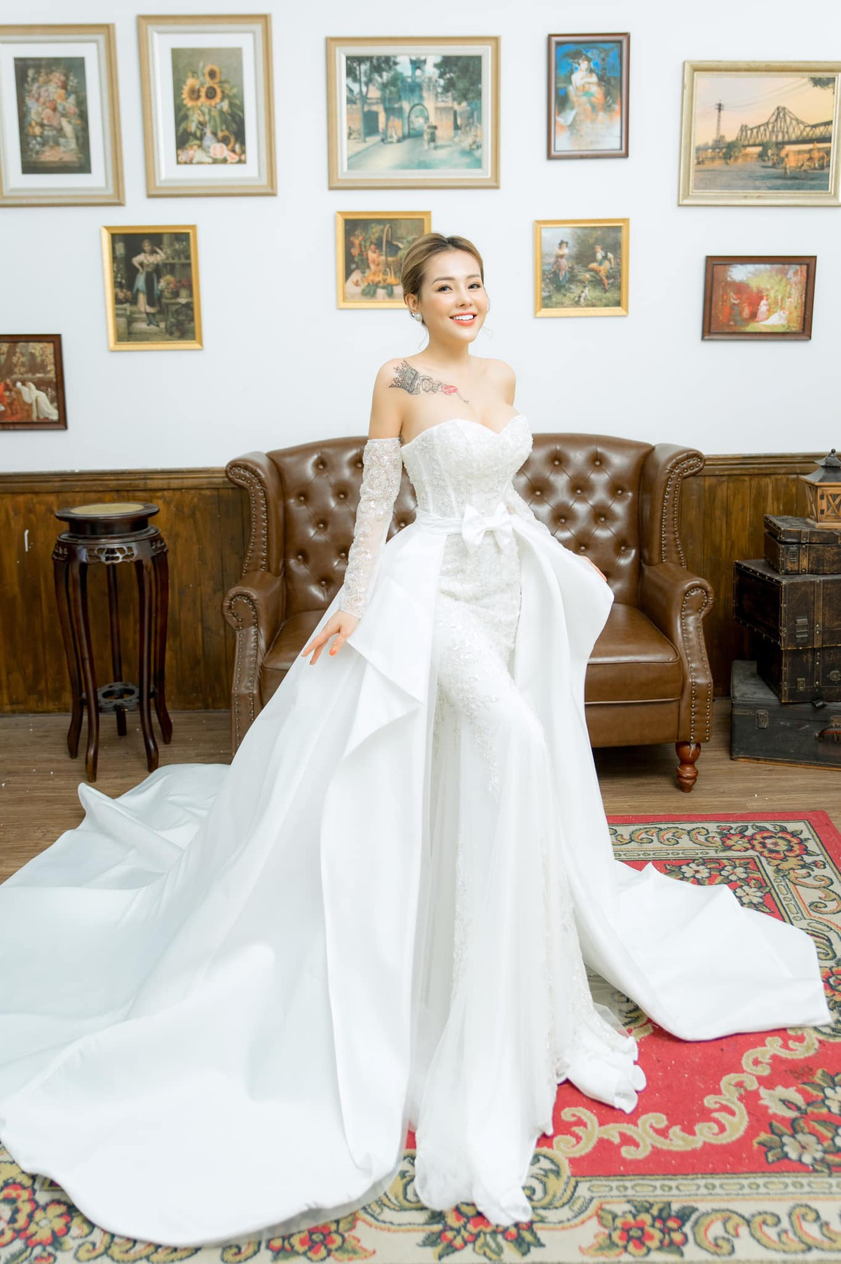 Hot girl Ngân 98 cũng phải chia sẻ trên livestream rằng người khác ao ước mặc váy cưới một lần còn cô đã chụp ảnh cưới hàng trăm lần nhưng vẫn chưa được cưới.