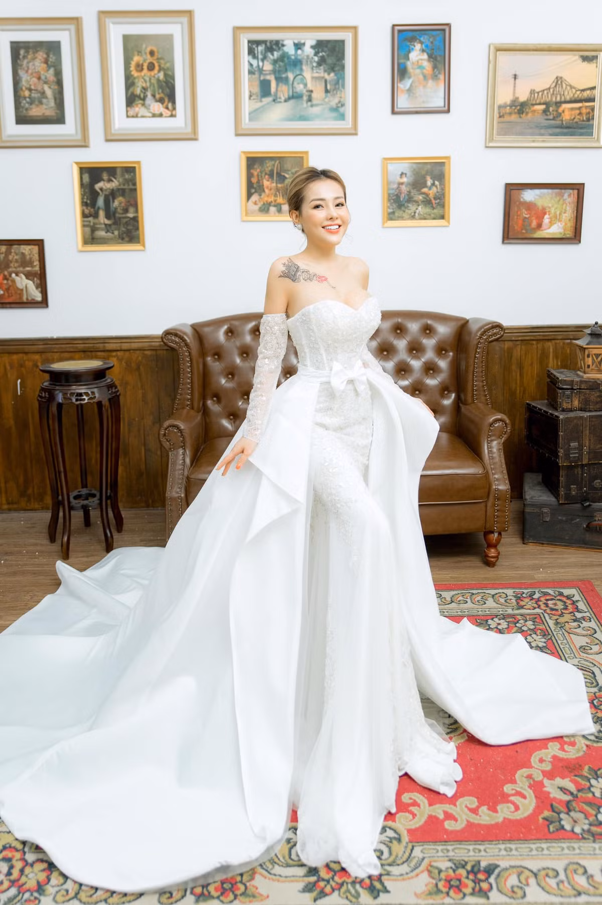 Hot girl Ngân 98 cũng phải chia sẻ trên livestream rằng người khác ao ước mặc váy cưới một lần còn cô đã chụp ảnh cưới hàng trăm lần nhưng vẫn chưa được cưới.