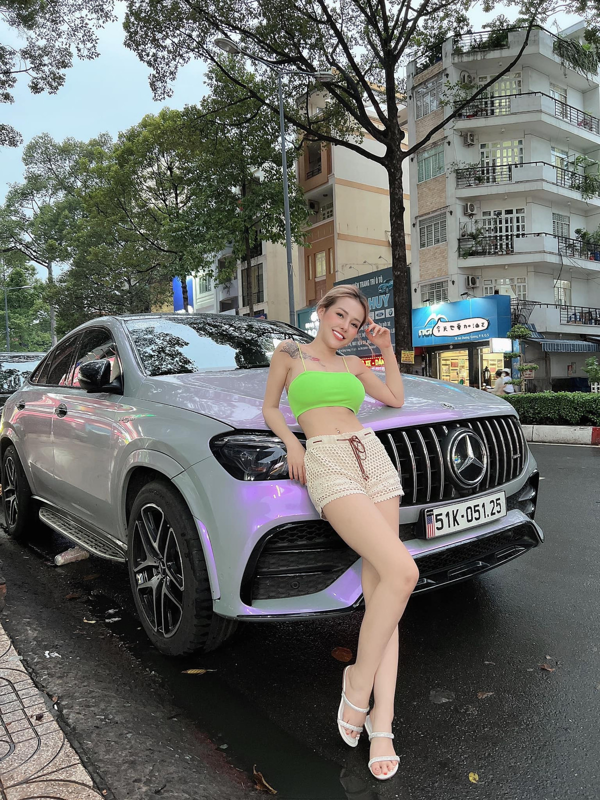 Ngân 98 từng là người đẹp nhận về ý kiến trái chiều từ phía khán giả vì có những phát ngôn gây "sốc" và theo đuổi phong cách thời trang gợi cảm bằng những bộ trang phục cắt xẻ đầy táo bạo.