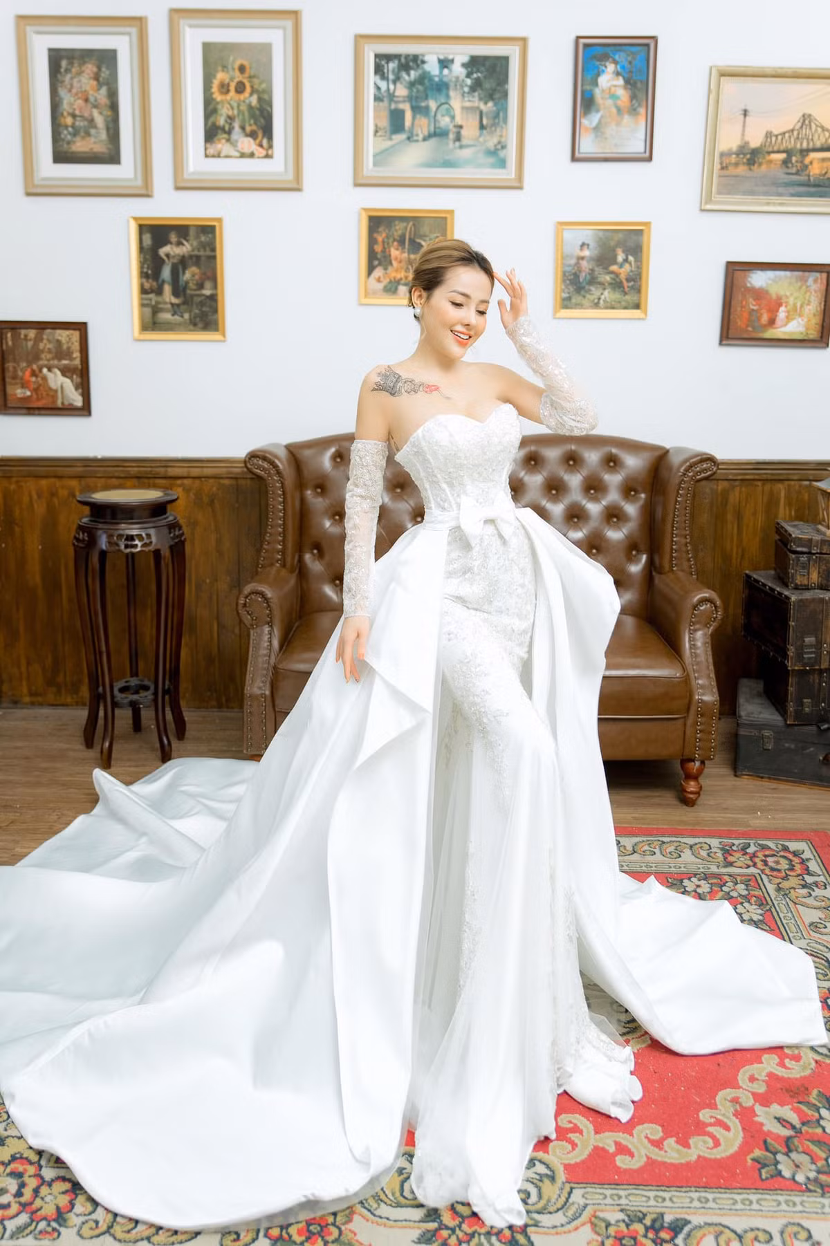 Hai mẫu váy cưới mà lần này "hot girl thị phi" Bình Định chọn đều có dáng ôm sát và khoe được hình xăm lớn ở vai cũng như vòng 1 "siêu to khổng lồ".