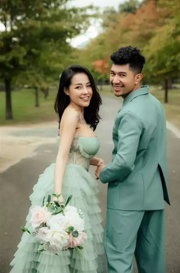 Năm 2016 Lương Bằng Quang và Ngân 98 bắt đầu hẹn hò, nhưng sau 2 năm nam nhạc sĩ mới chính thức xác nhận mối quan hệ với nữ DJ xinh đẹp.