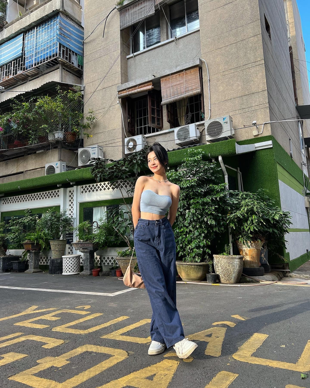 Cô thường xuyên chưng diện những trang phục hot trend được giới trẻ yêu thích.