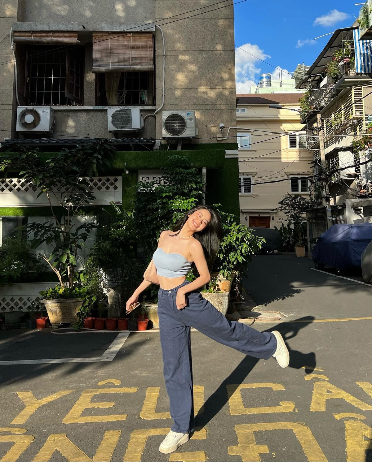 Điểm đặc biệt là Hàn Hằng khiến cư dân mạng không khỏi xuýt xoa về nhan sắc và phong cách ăn mặc nóng bỏng của mình. Bảo sao Huyme không yêu không được.