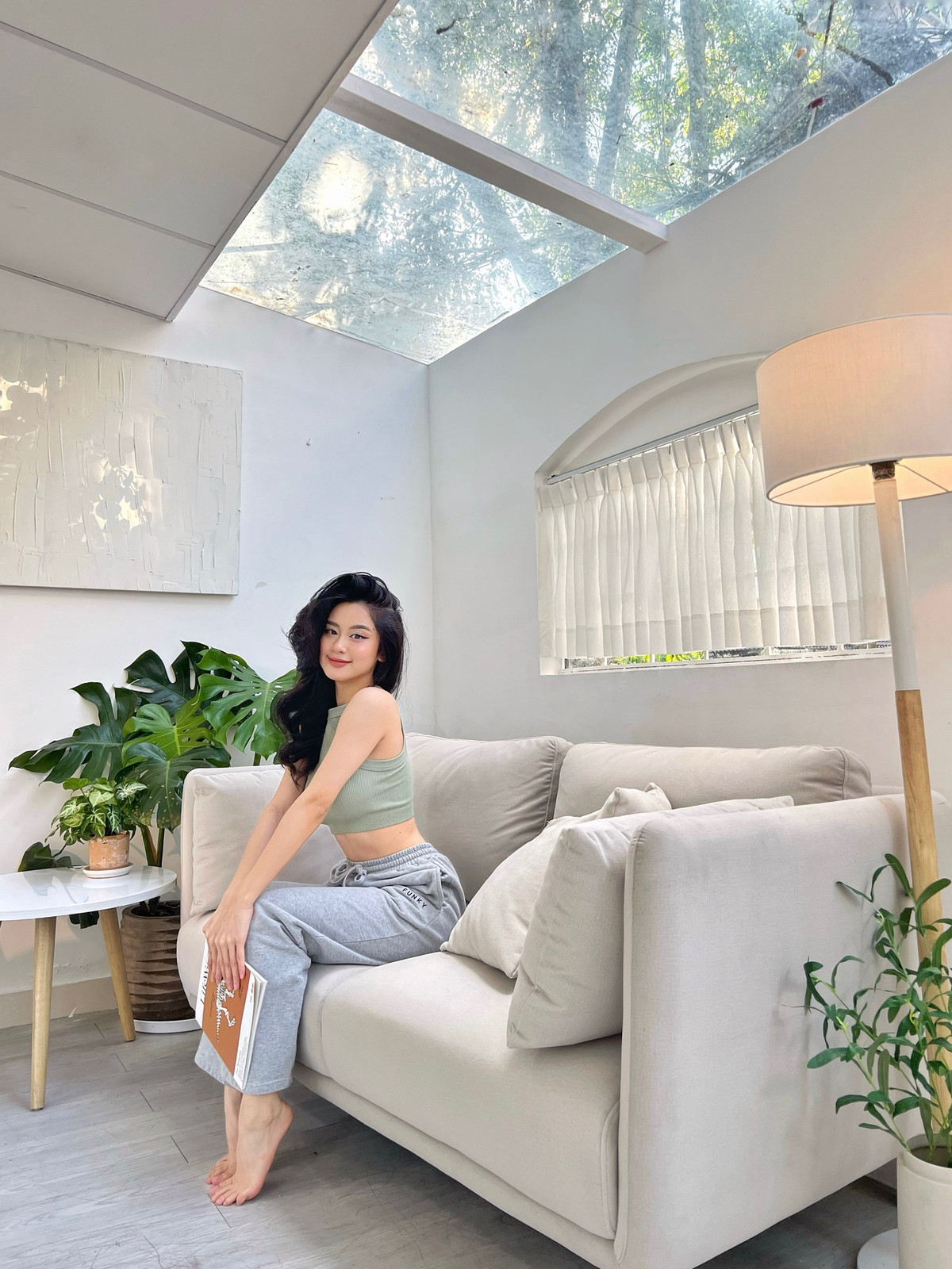 Hàn Hằng là một trong những hot girl có sức hút lớn trên mạng xã hội nhờ mặt đẹp, dáng xinh, phong cách thời trang ấn tượng.