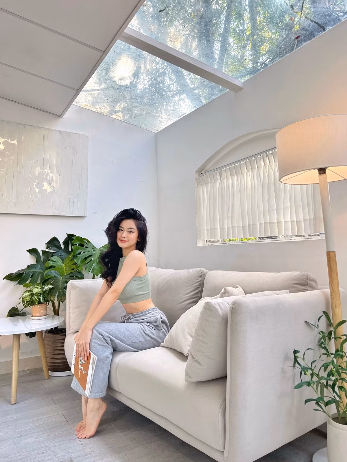 Hàn Hằng là một trong những hot girl có sức hút lớn trên mạng xã hội nhờ mặt đẹp, dáng xinh, phong cách thời trang ấn tượng.