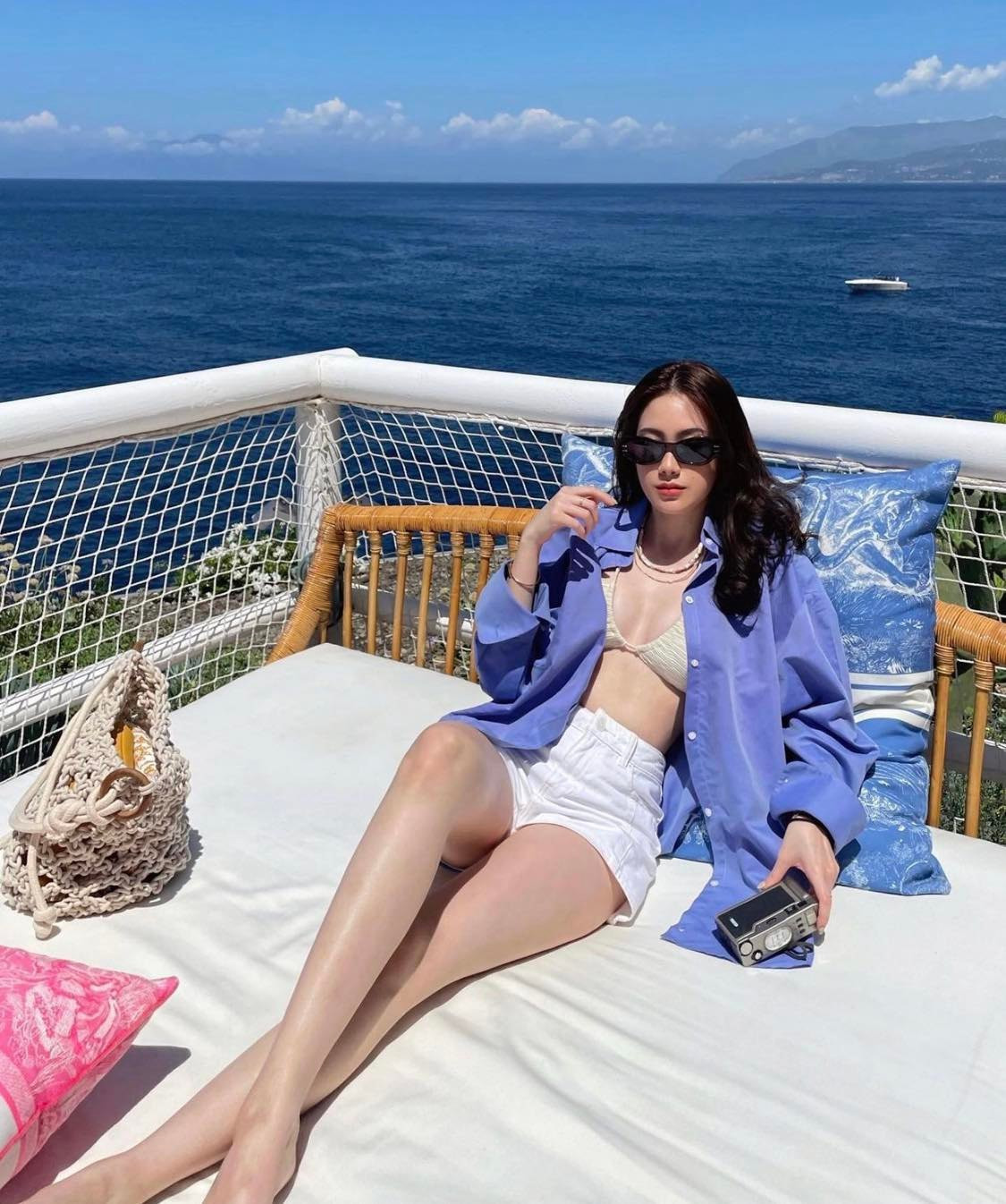 Không cần ăn vận hở quá nhiều, hot girl Lào này vẫn ghi điểm vì gu thời trang quyến rũ, tôn dáng