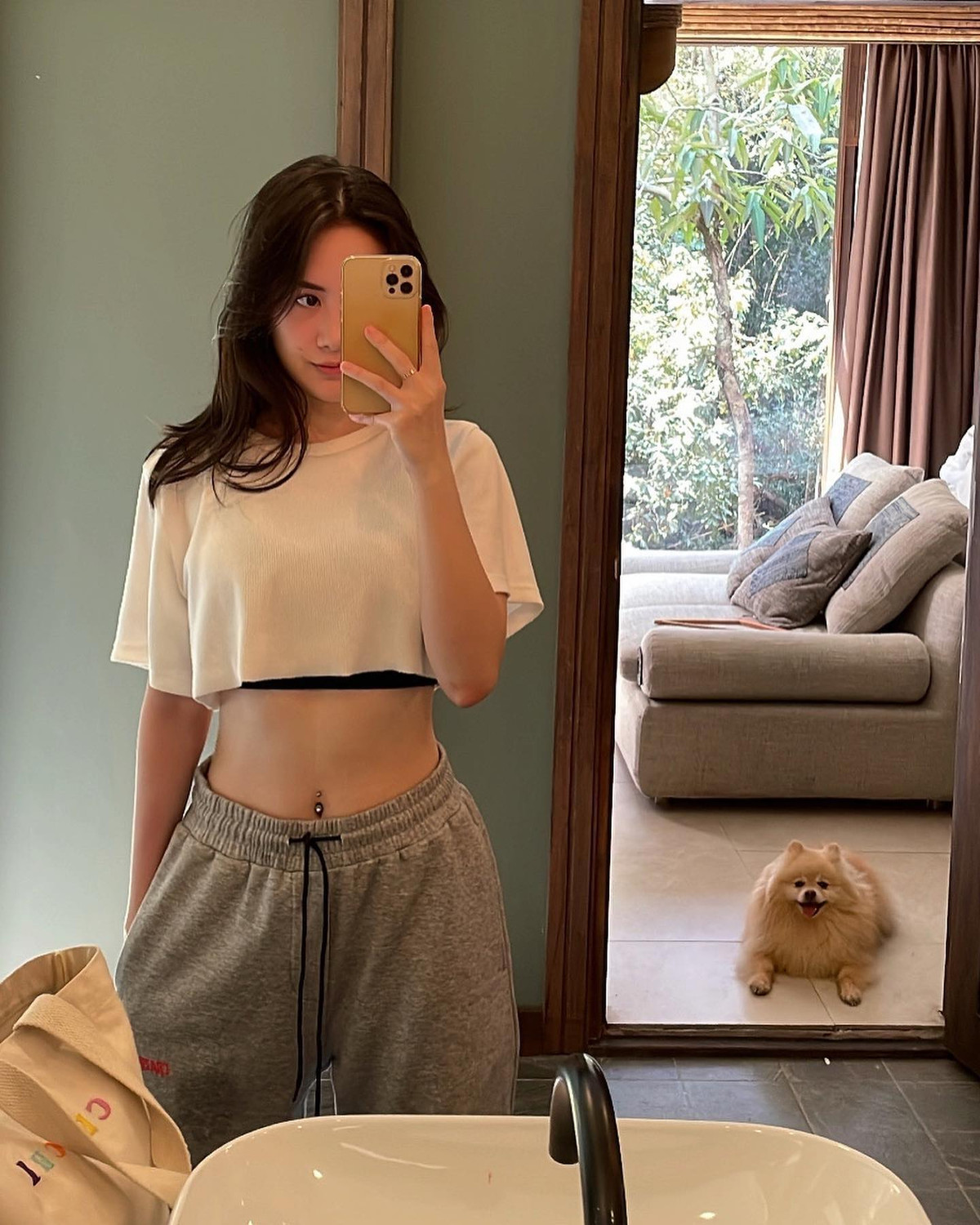 Không chỉ xinh đẹp, Chichi còn rất tài năng và có thể giao tiếp thành thạo 4 ngôn ngữ: Anh, Việt, Thái Lan, Lào.