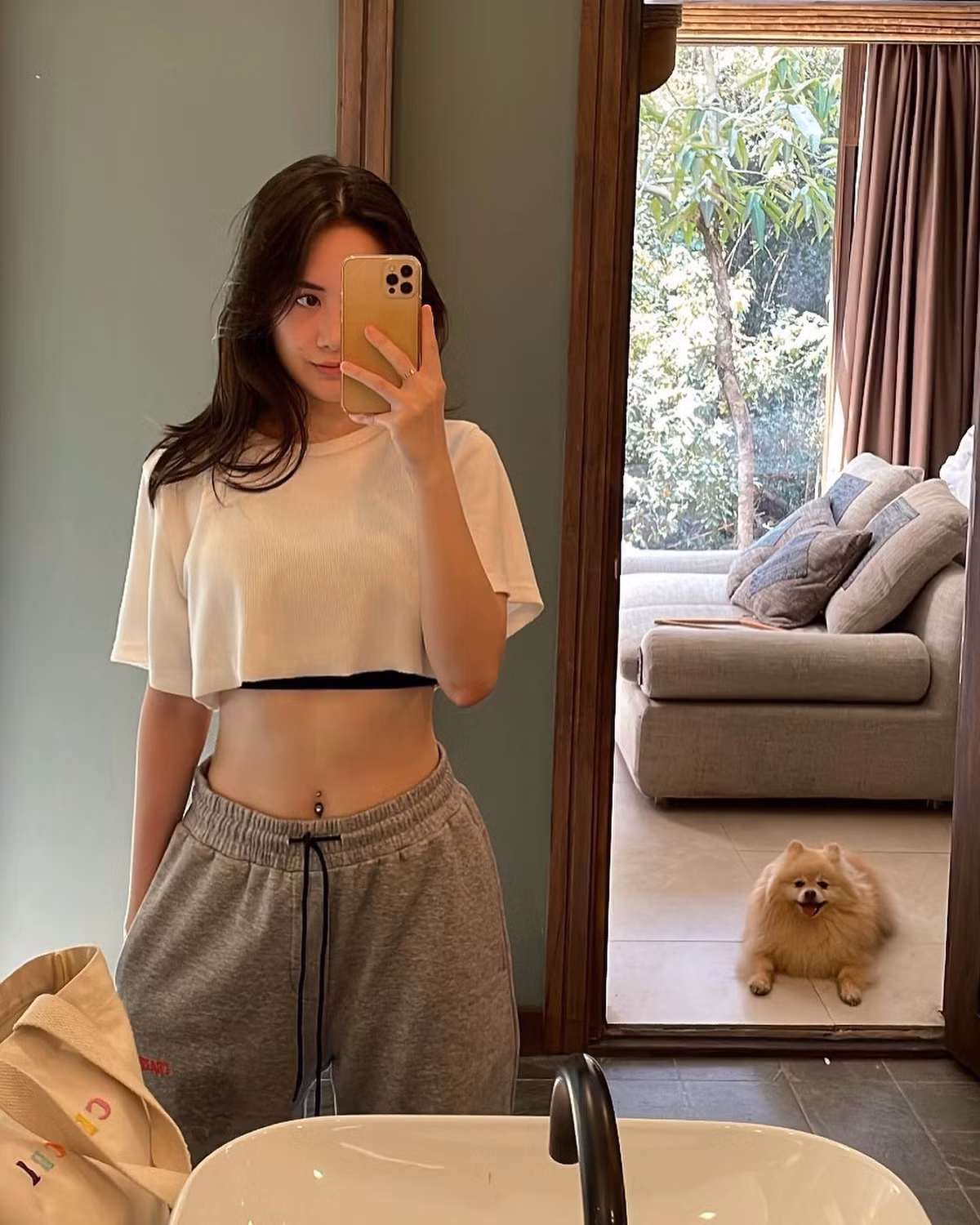 Không chỉ xinh đẹp, Chichi còn rất tài năng và có thể giao tiếp thành thạo 4 ngôn ngữ: Anh, Việt, Thái Lan, Lào.