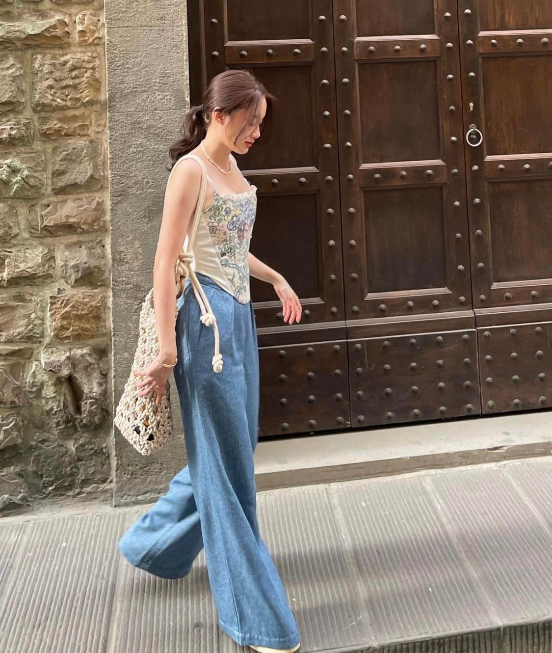 Bên cạnh đó, người đẹp còn nhận được nhiều lời khen vì nhan sắc ngày càng xinh đẹp, ngũ quan hoàn mỹ, đường nét gương mặt cân đối, hài hoà.