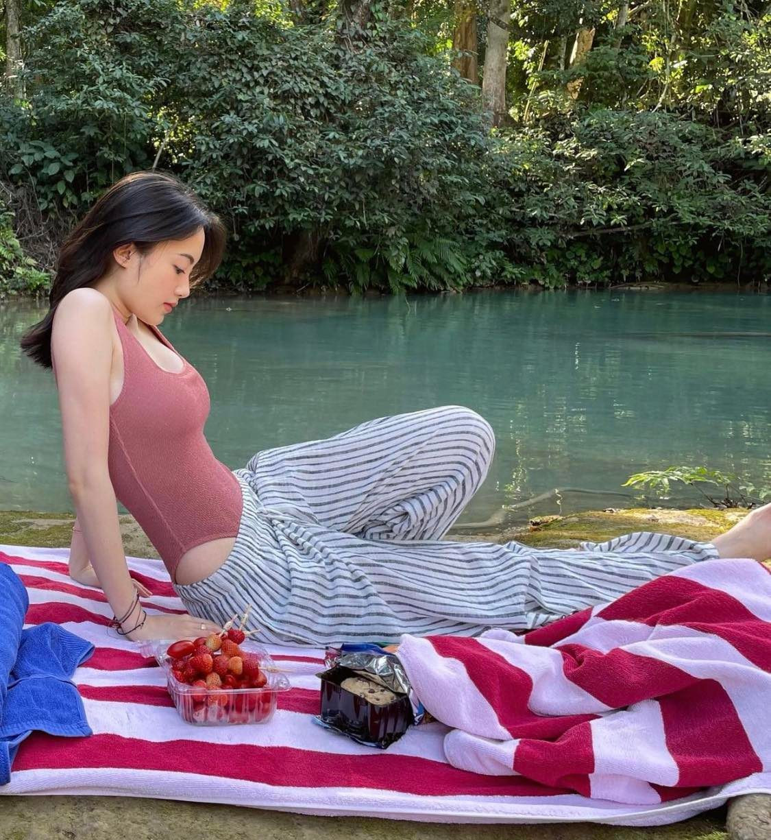 Ngoài vòng eo thon thả, Phoiphailin Sivilay còn khéo khoe thềm ngực đầy đặn.