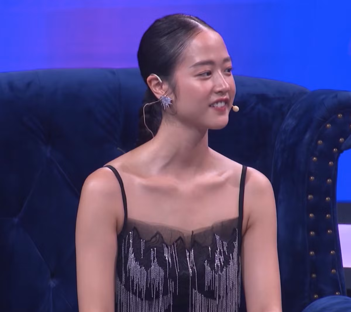 Theo tìm hiểu, nữ chính mới này là cái tên quen thuộc với cư dân mạng, là Amandine Thùy Trinh - "nàng thơ" của Đen Vâu trong MV Trốn Tìm.