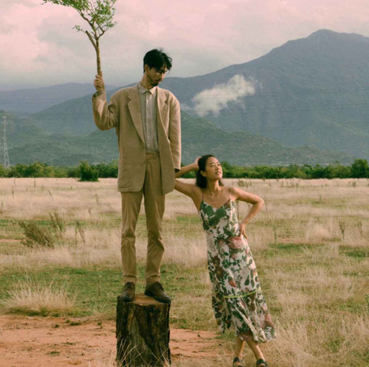 Thuỳ Trinh từng xuất hiện trong MV Trốn Tìm của Đen Vâu, nhờ sở hữu vẻ đẹp xinh xắn, nhẹ nhàng nên khi vào vai nữ chính cô đã nhanh chóng được netizen tìm thông tin.