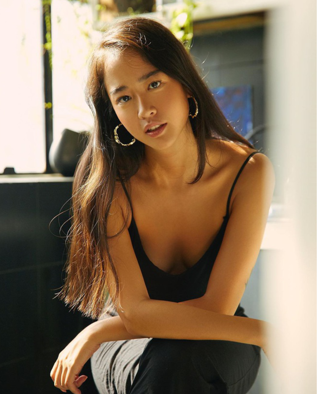 Vẻ đẹp và thần thái của cô gái gốc Việt sinh ra và lớn lên ở Paris thực sự không thể đùa được đâu.