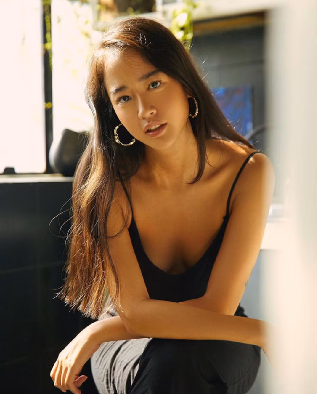 Vẻ đẹp và thần thái của cô gái gốc Việt sinh ra và lớn lên ở Paris thực sự không thể đùa được đâu.