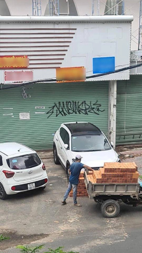 Hai chiếc xe ô tô này cũng gặp tình huống tương tự vì đỗ xe không đúng chỗ, chặn trước cửa của một căn nhà đang sửa chữa.