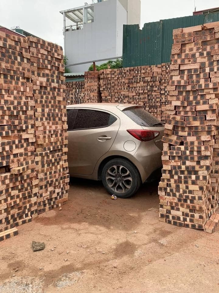 Mạng xã hội cũng từng chia sẻ pha xử lí cao tay của nam thanh niên khi để xe nơi có biển cấm đỗ ở công trường là dùng gạch xếp luôn thành từng chồng lớn bao quanh.