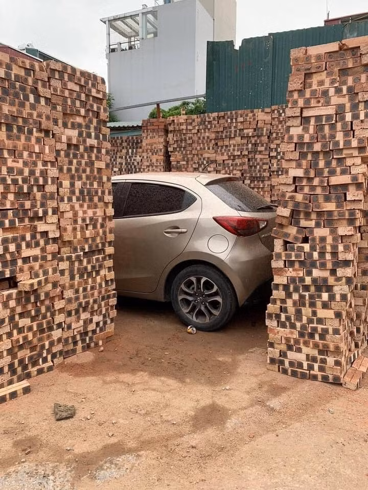 Mạng xã hội cũng từng chia sẻ pha xử lí cao tay của nam thanh niên khi để xe nơi có biển cấm đỗ ở công trường là dùng gạch xếp luôn thành từng chồng lớn bao quanh.