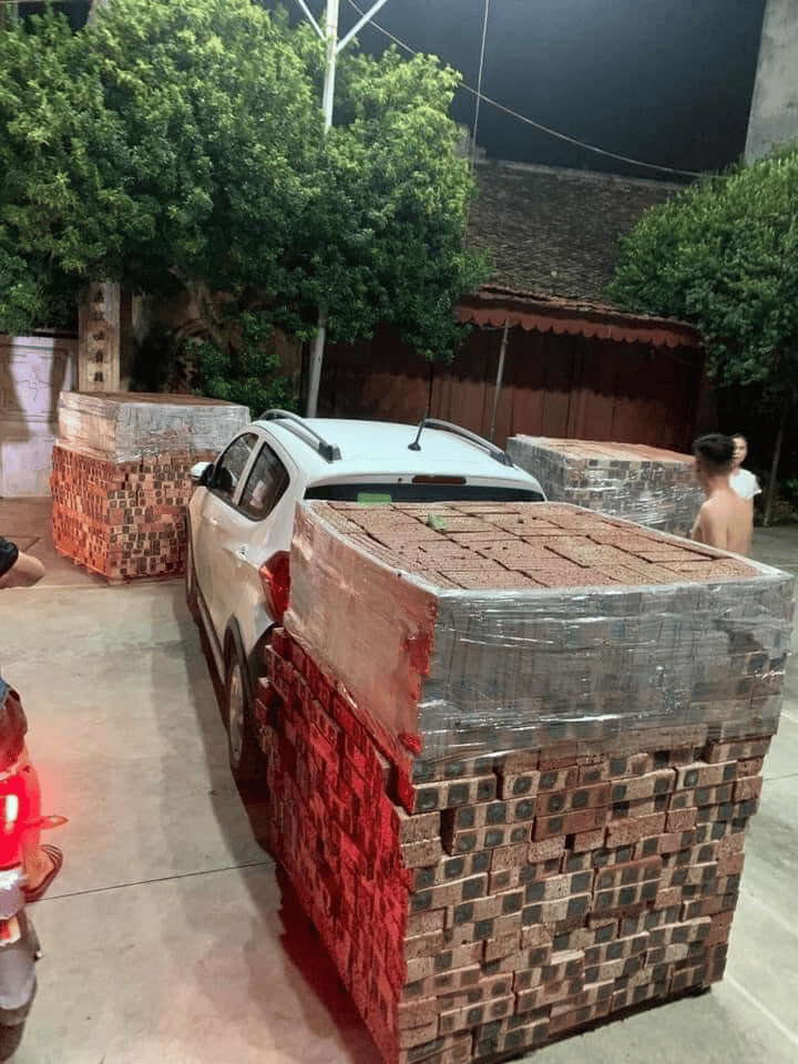 Việc xếp gạch vây kín này khiến chiếc xe sẽ không thể di chuyển trừ khi di chuyển hết đống gạch đi nơi khác.