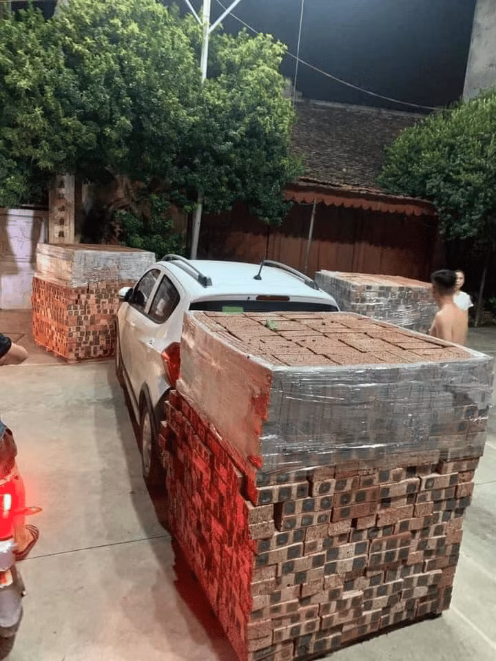 Việc xếp gạch vây kín này khiến chiếc xe sẽ không thể di chuyển trừ khi di chuyển hết đống gạch đi nơi khác.