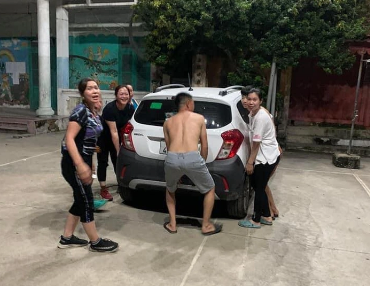 Sau khi nghĩ đủ phương án, mọi người quyết định dùng cách không gây ảnh hưởng tới xe mà vẫn khiến chủ xe được phen “toát mồ hôi”. Cụ thể họ đã bê gạch ở gần đó chắn vào 4 hướng của ô tô.