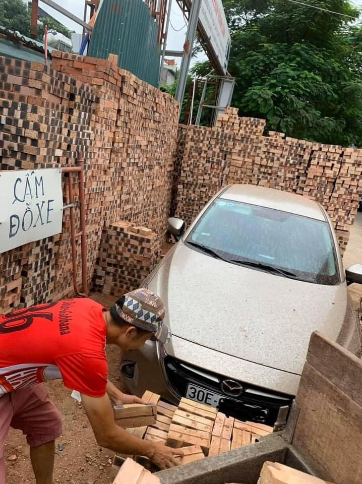 Tuy nhiên, nhiều ý kiến cho rằng không nên hành động như vậy vì có thể chủ xe có nỗi khổ riêng hoặc không để ý.