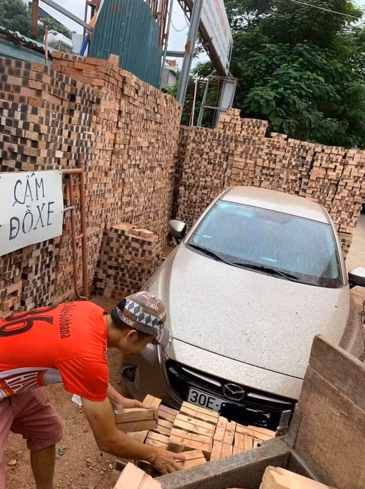 Tuy nhiên, nhiều ý kiến cho rằng không nên hành động như vậy vì có thể chủ xe có nỗi khổ riêng hoặc không để ý.