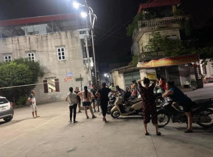 Nhiều người dân đã ra sân đánh bóng chuyền nhưng không thể chơi vì chiếc ô tô đỗ xe vô ý thức tại đây. Lúc này, nhiều người dân đã đến khiêng chiếc xe ô tô ra chỗ khác nhưng không được.