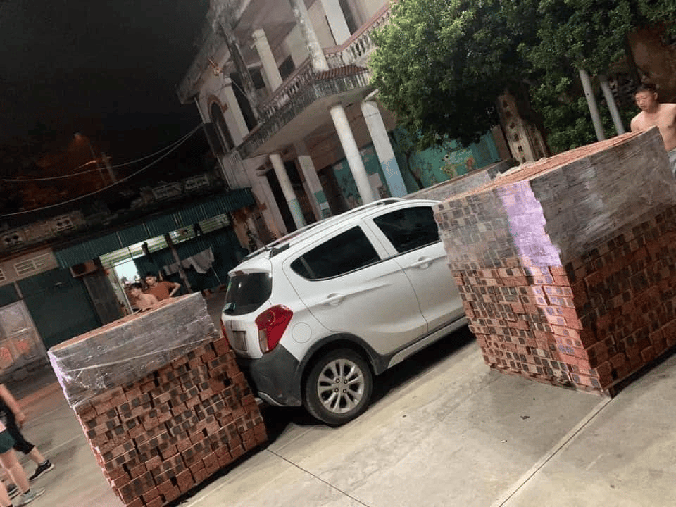 Ngay sau khi được chia sẻ, những thông tin và hình ảnh đã nhận được sự quan tâm, tranh cãi lớn của dư luận. Một số ý kiến cho rằng, việc đỗ xe không đúng quy định bị như vậy là khó tránh khỏi.