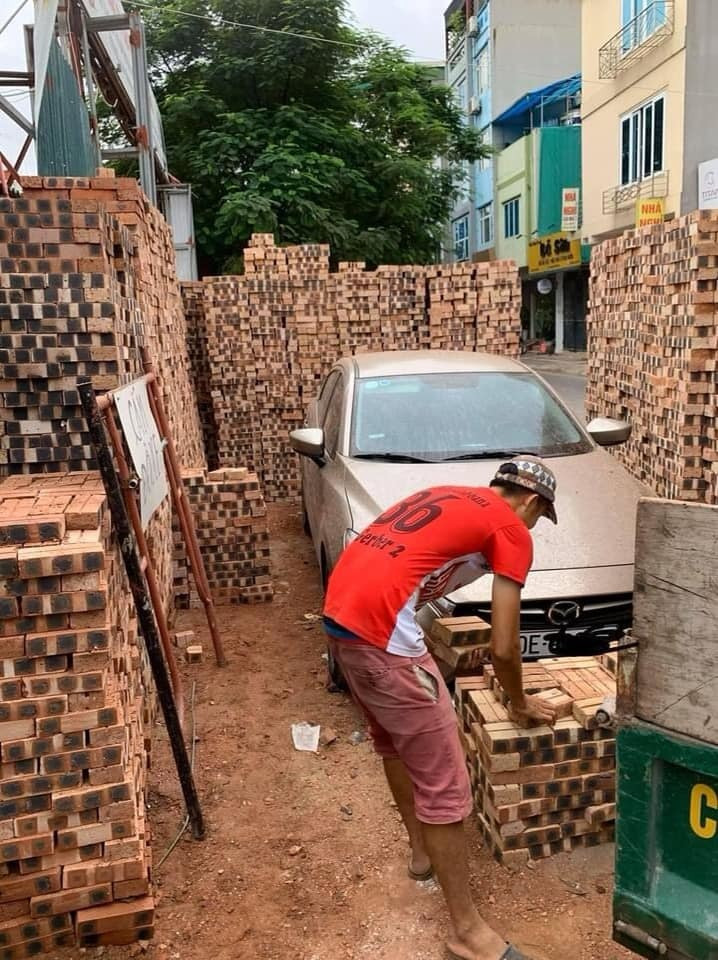 Việc dùng gạch để cảnh cáo những người đỗ xe ô tô sai quy định như trường hợp trên chẳng hiếm, bởi lẽ trước đó trên MXH đã xuất hiện khá nhiều tình huống tương tự.